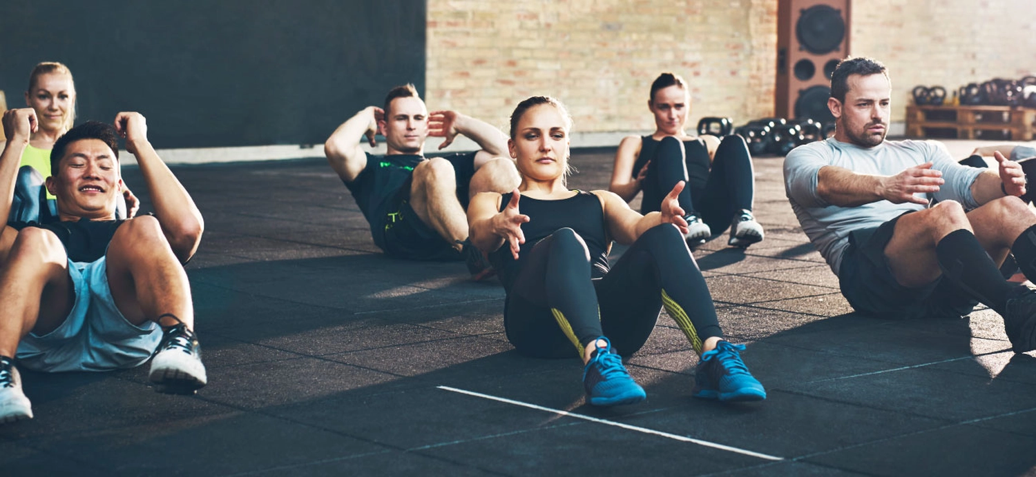 SKYFIT, Menschen bei Übungen im Fitnesskurs